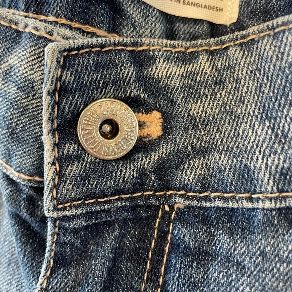 Zara jean shorts. Lots of distress and‎ very short.